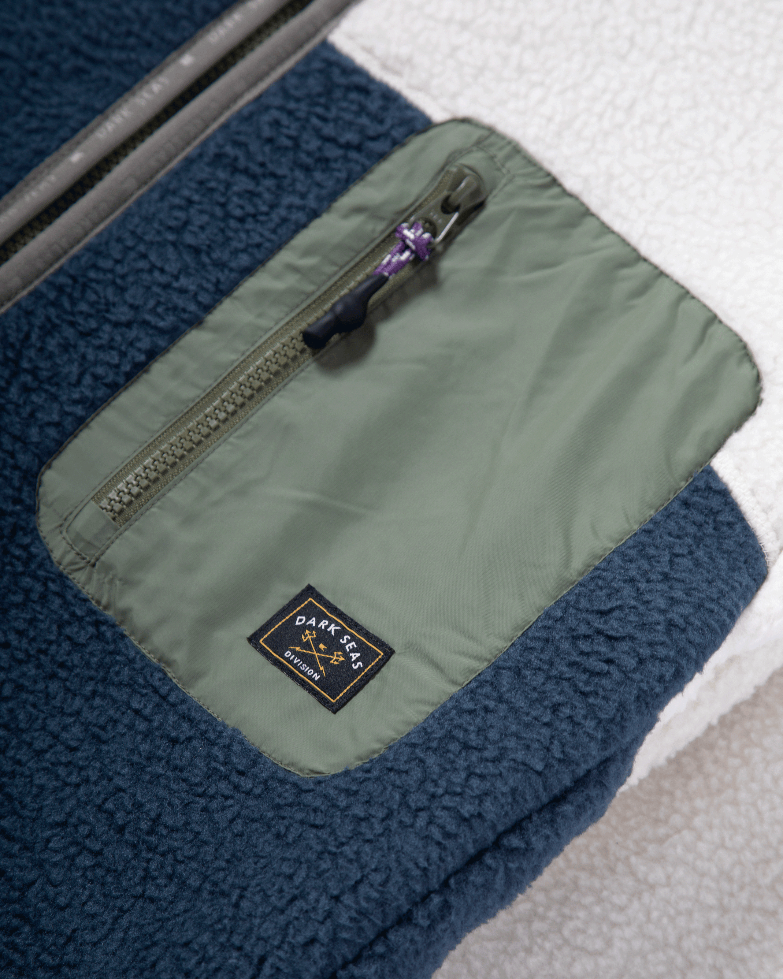 dark-seas-aliso-sherpa-fleece-white-navy (zoomed)