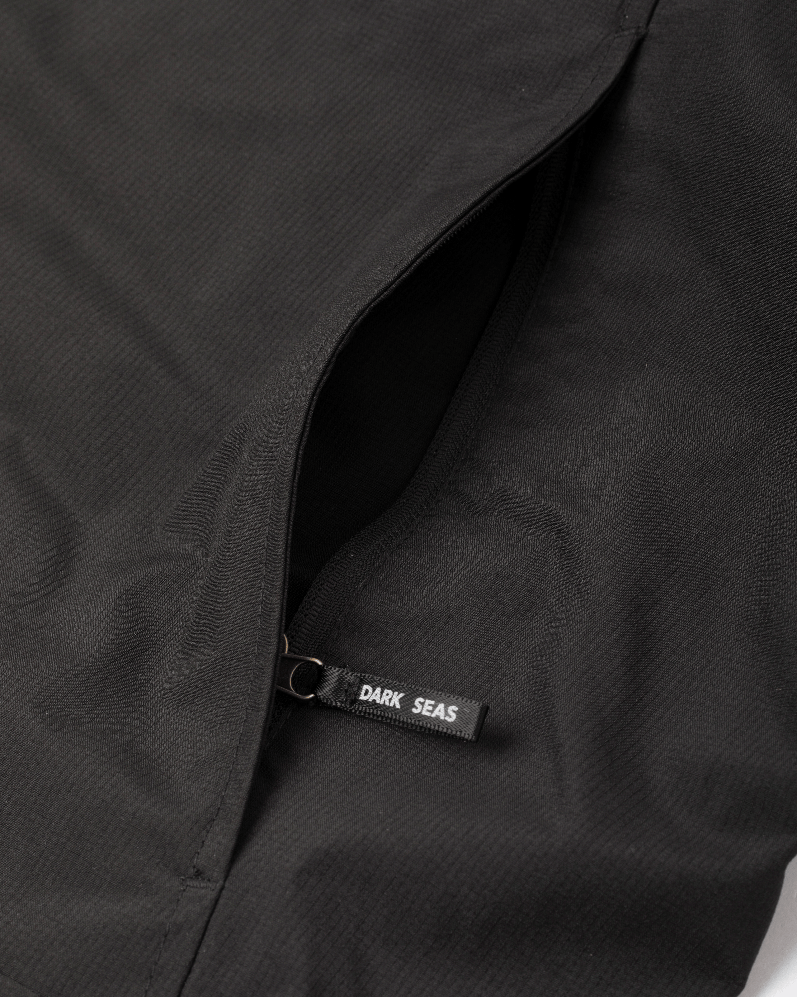 dark-seas-breakwater-jacket-black (zoomed)