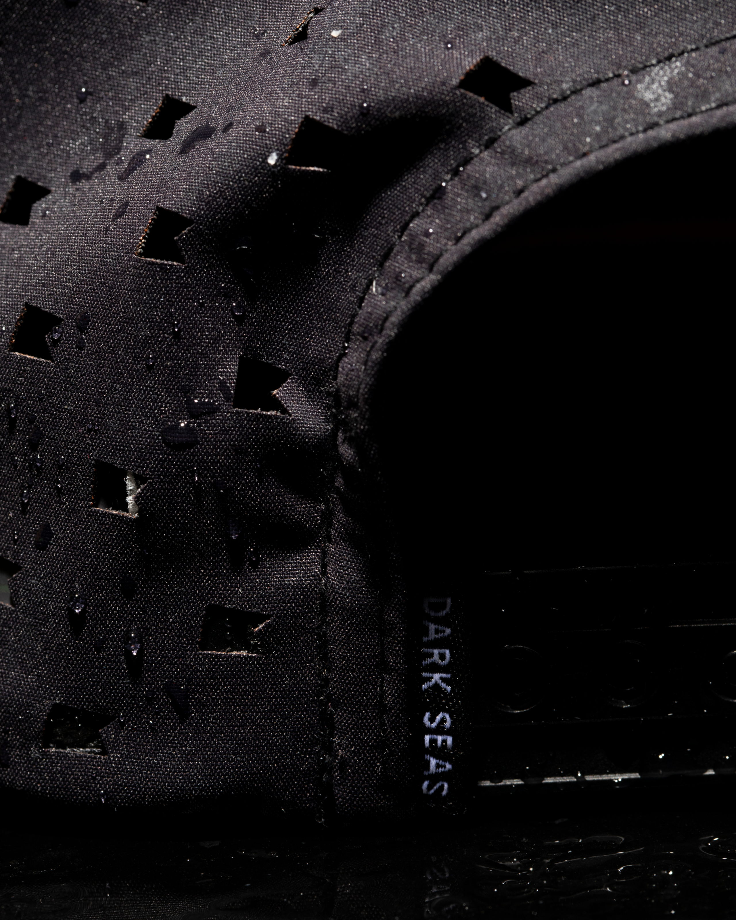 dark-seas-prog-tech-hat-black (zoomed)