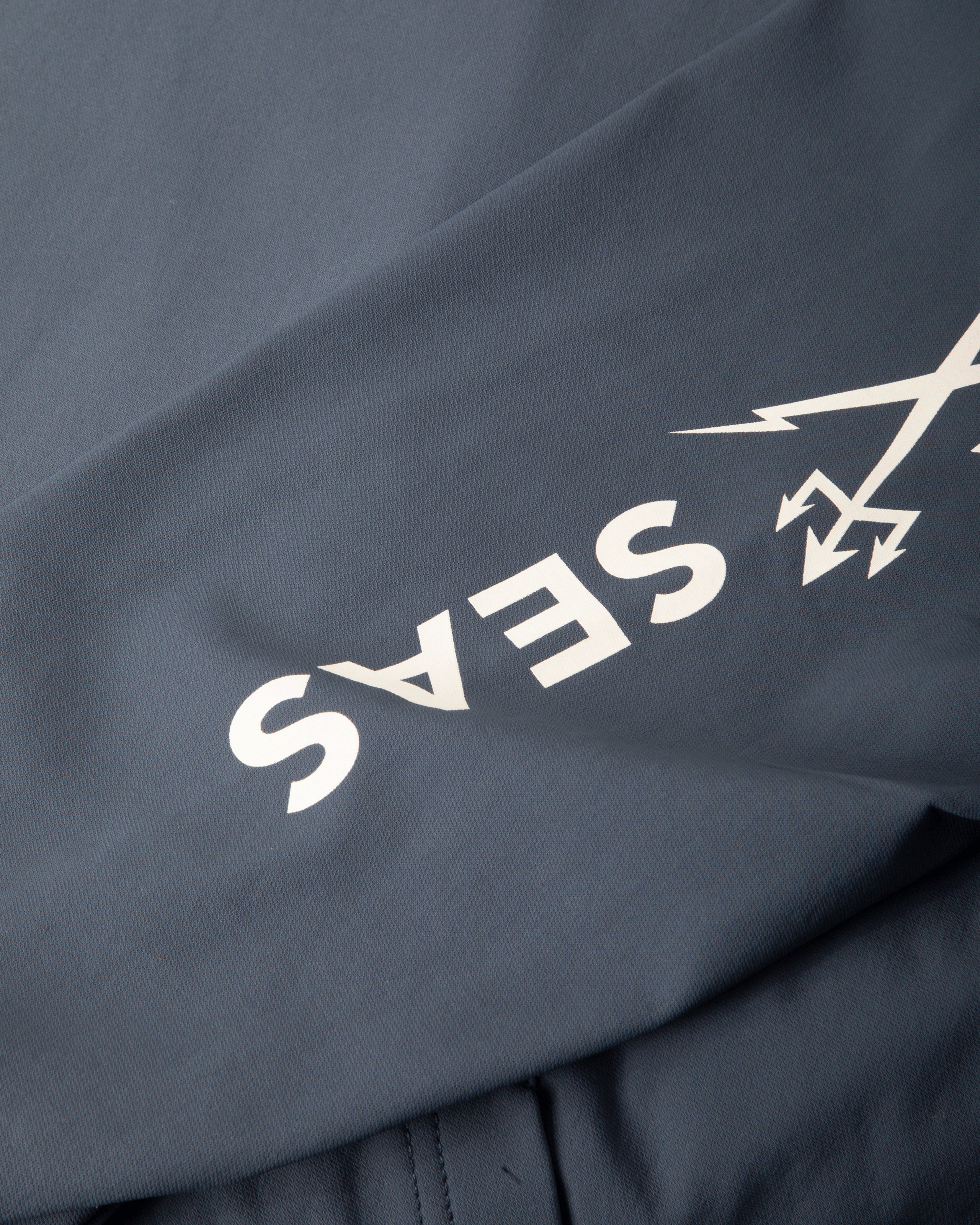 dark-seas-repel-sweatshirt-light-navy (zoomed)